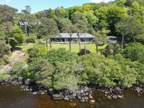 Caragh Lake House - Lakefront Escape and Sauna