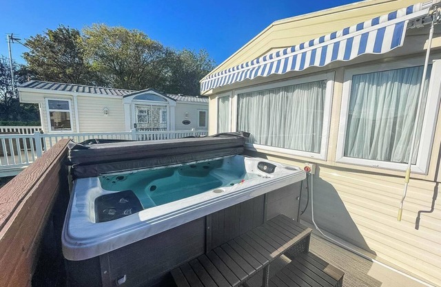 CaravanSleeps4-HotTub-Coastal-Parking-QuietRetreat
