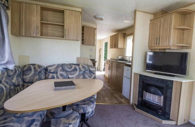 CaravanSleeps8-FirePlace-PetsOk-Golf-Gym-Pool