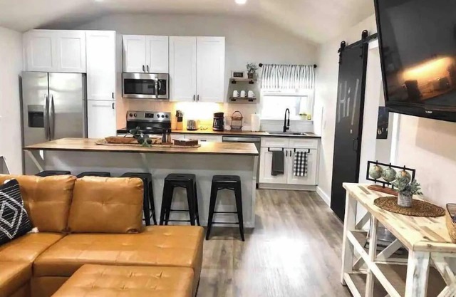 "Cardinal" cabin in 2 acre boutique tiny home resort w pool!