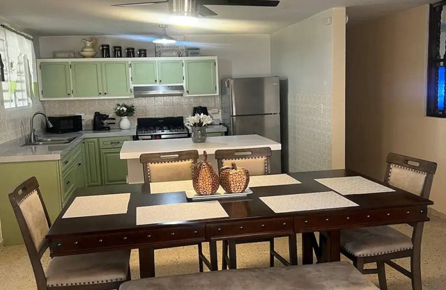 CariBnB, 7 minutes from Airport & 11 to Beachesn
