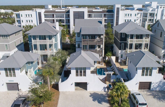 Carriage House! STEPS from Rosemary Tennis Courts!