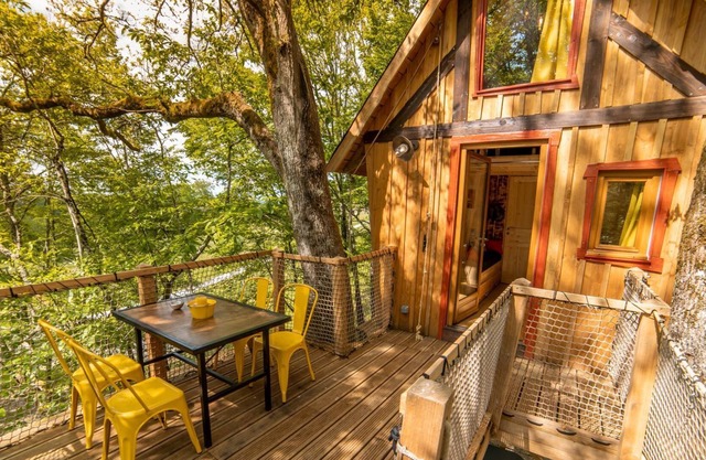 Cartoon hut with spa in the trees