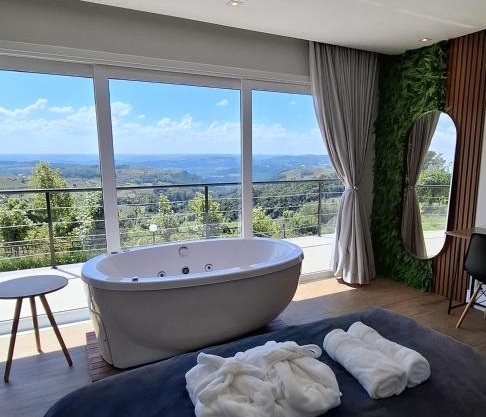 Casa 2 suítes, ofurô, piscina no Vale dos Vinhedos