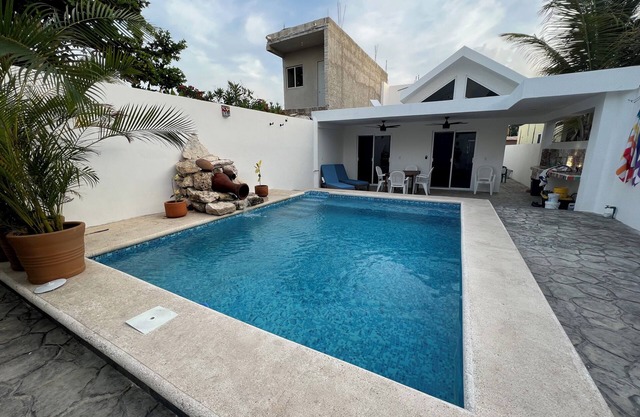 Casa Azul: Private pool & 15 minutes' walk to Caribbean Sea!