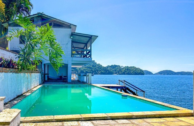 Casa beira-mar com piscina na Ilha de Itacuruçá/RJ