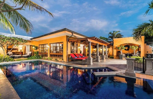 Casa Bendita, relaxing beachfront home- internet, a/c, gas grill, full kitchen, BBQ