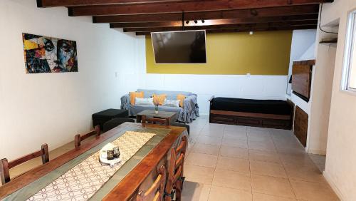 Casa cerca del Centro con Cochera Privada en el lugar y Portón Eléctrico para el ingreso