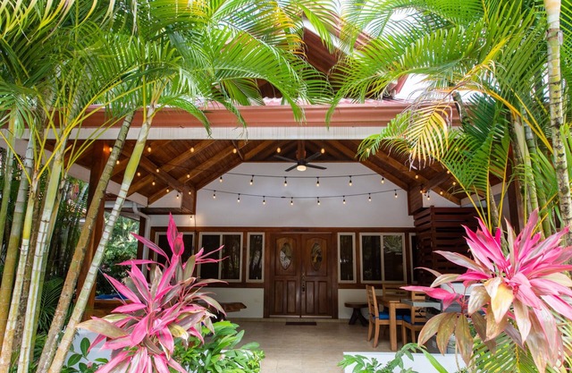 CASA CINNAMON | CLOSE TO BEACH, SHARED POOL & TENNIS COURTS, Spacious & Modern Condo with Pool and T