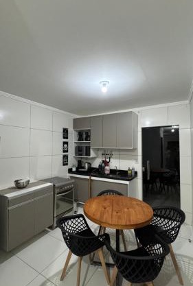 Casa com 2 Quartos Climatizados e Garagem