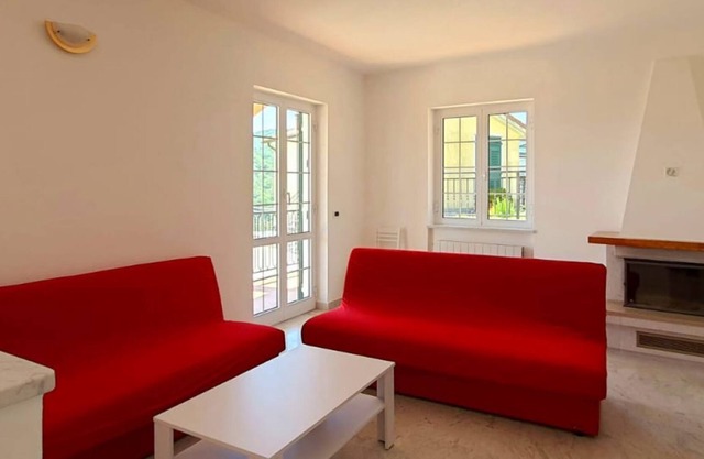 Casa con Ampio Giardino ed Area Bbq, con Vista Mare e Posto Auto