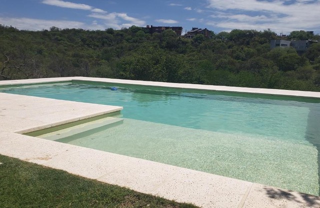 Casa con pileta en barrio privado