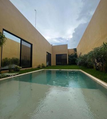 casa de una planta con alberca