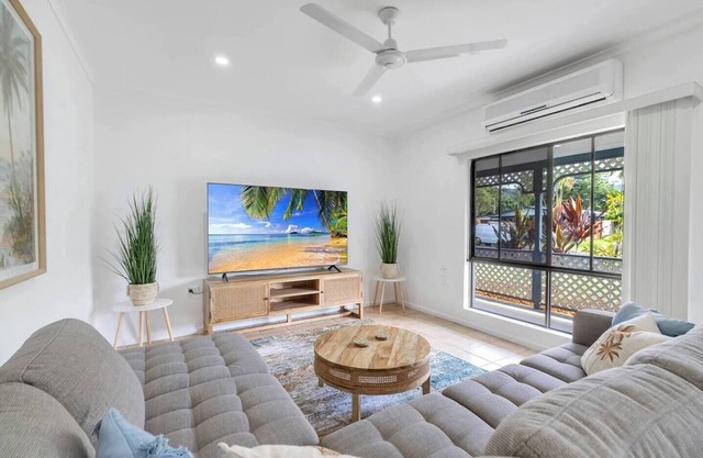 Casa Del Mar Poolside Retreat Near Trinity Beach