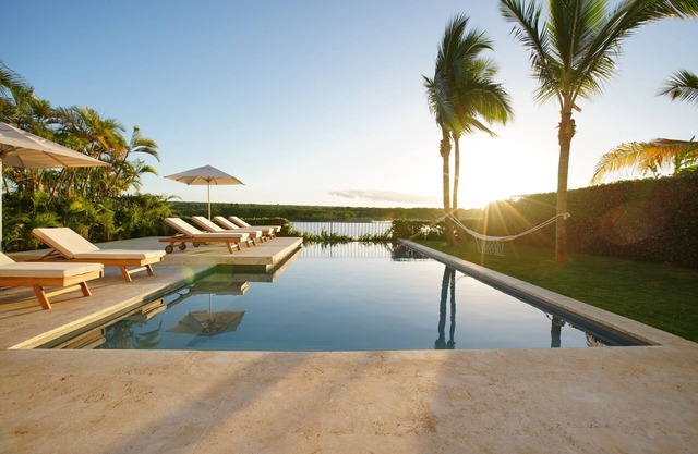 Casa Delfín – Luxury Riverside Villa w/Pool, Chef & Golf Carts
