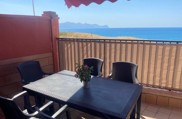 CASA FABRIZIO WITH VERANDA SEA VIEW AND TOWN CENTRE! OFFER € 200.00. INTERNET FR