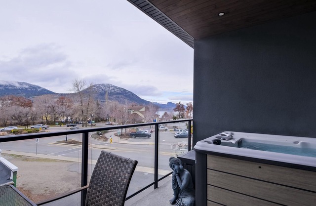 Casa Feliz - Across from the beach w/Hot Tub