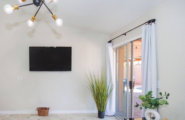 Casa Grande getaway! Modern cozy home with private pool and hot tub!