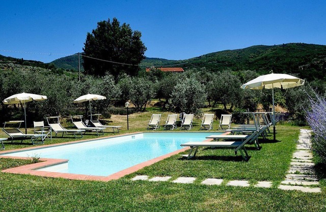 Casa Leggiadra A: A graceful apartment that is part of an ancient country house located on top of a small hill.