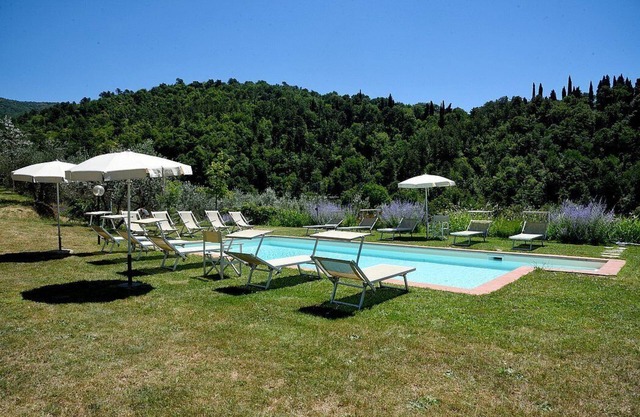 Casa Leggiadra B: A graceful apartment that is part of an ancient country house located on top of a small hill.