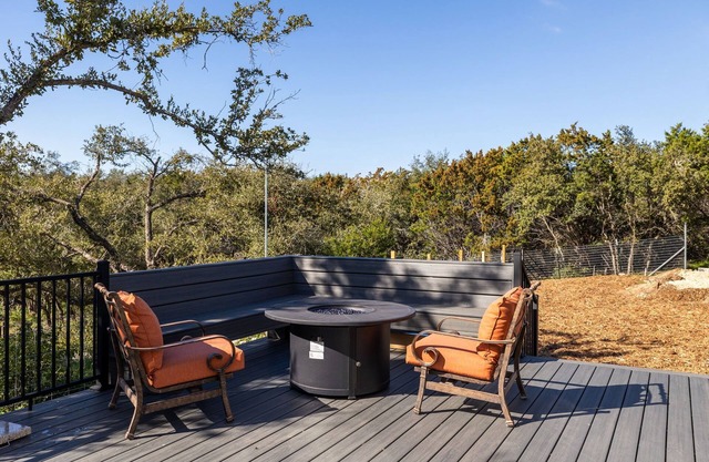Casa Mariposa |Newly Renovated| Firepit*Fireplace*Great Deck*Pets Welcome!