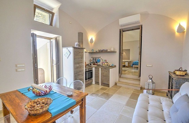 Casa Morella A: A characteristic and welcoming apartment in a quiet position, located on a hillside above the sea, with Free WI-FI.