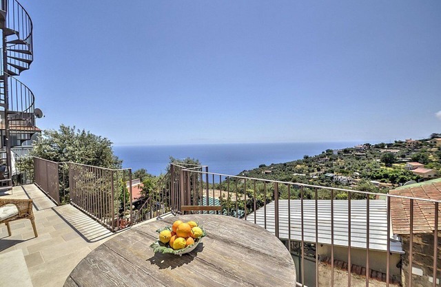 Casa Morella B: A characteristic and welcoming apartment in a quiet position, located on a hillside above the sea, with Free WI-FI.