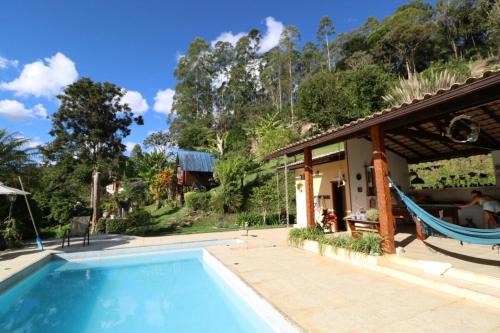 Casa nas montanhas com piscina, lazer completo e vista encantadora