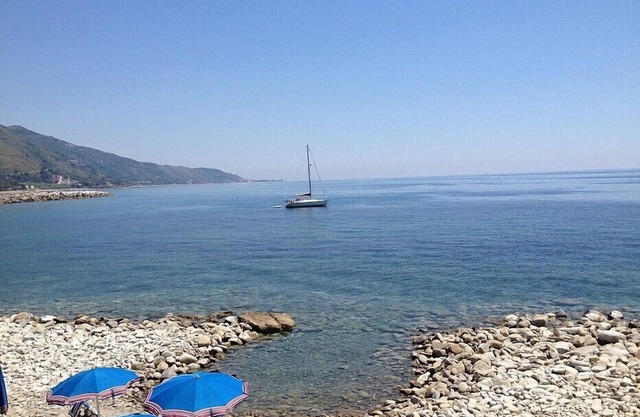 Casa Panna C: A cheerful apartment that is part of a small villa located right on the beach, with Free WI-FI.