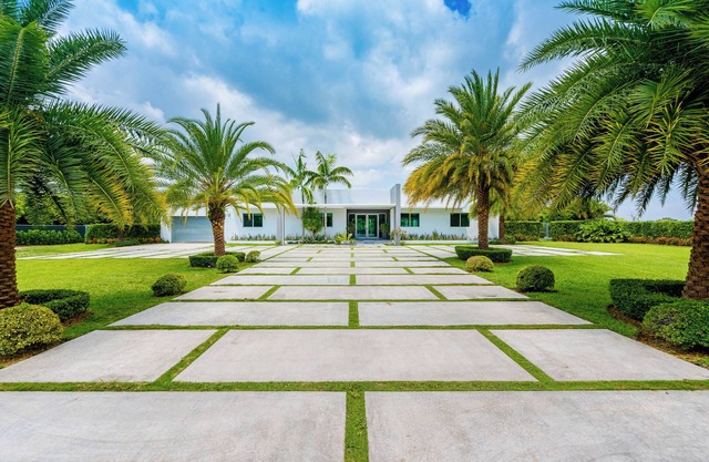 Casa Paradiso - Beautiful 1.5 Acre Modern Paradise