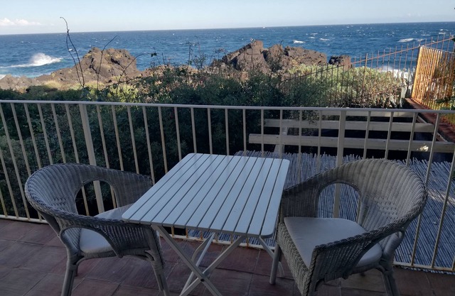 Casa Pozzillo: two rooms with splendid sea right in front of the house!