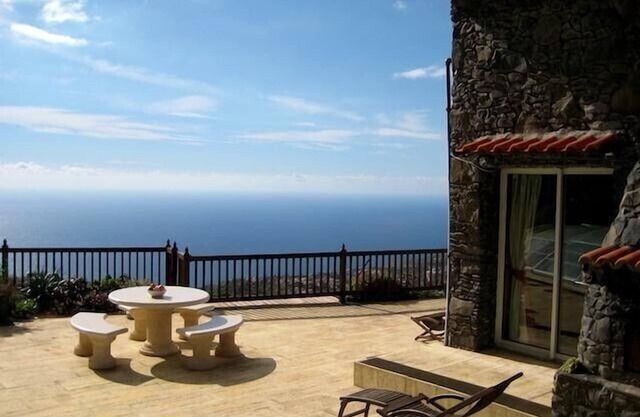 Casa Rochinha,spectacular views,very spacious,pool,heated in summer