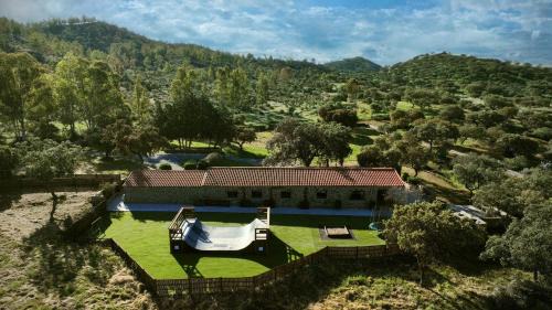 Casa Rural con skatepark y piscina " La Quijada del Lobo "