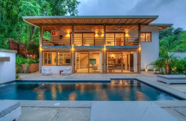 Casa Sierra, Walk to Surfing Beach, Bohemian inspired boho chic beach home with lush tropical landsc