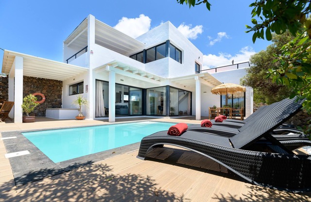 Casa Sur, Spectacular Views of Sea and Volcanoes with Heated Pool