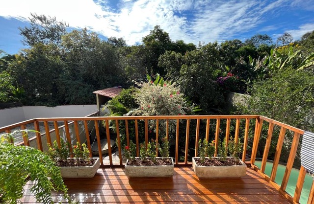 Casa Verde Piscina Spa com Ofurô e Hidro 750m Cavalhodromo 1km Rua do Lazer Reserva Florestal no quintal TVs com Premiere Futebol Filmes You Tube Churras Fogão a lenha Ar Split Internet Fibra Mercado Pirineus Pets bem vindos sossego e energia boa