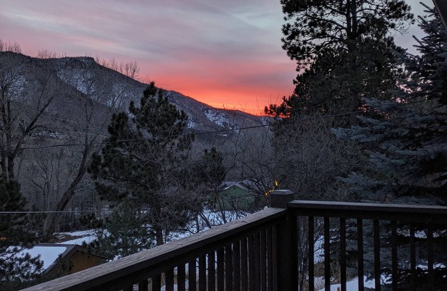 CASCADE RETREAT: MOUNTAIN VIEWS, GREAT LOCATION 10 MI TO COLORADO SPRINGS