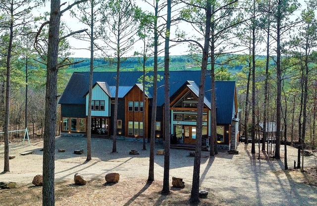CASTLE BLACK-SECLUDED ULTRA HIGH LUXE CABIN ON THE CREEK| 8 BEDROOMS