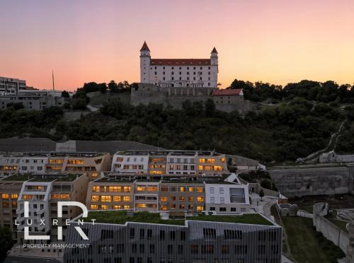 Castle-side Luxury Residence on Danube River bank,Free Parking
