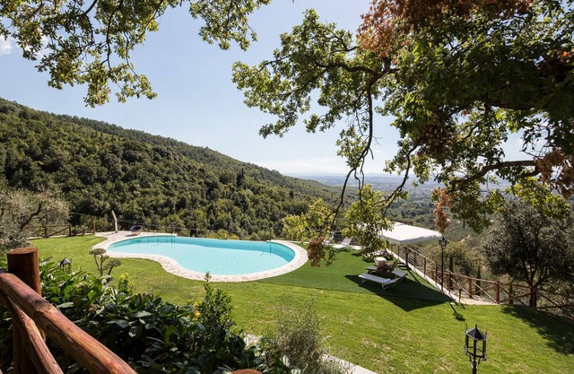 Castle with panoramic view near Cortona suitable for groups of friends