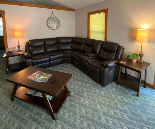 Cedar Creek Cabins #1 - Giant Spa Tub, Large Wooded Porch, Full Kitchen, 1 Bedroom