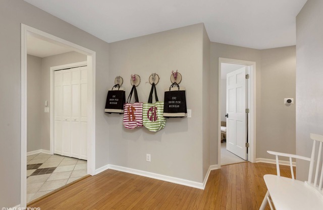 Cedar Hollow Cottage: 4 Bed/2 Bath with HOT TUB and steps to beach!