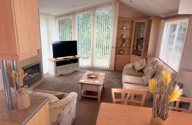 Cedar Retreat Southview - Sleeps 6, Wi-Fi & Garden