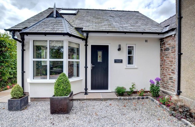 Cedar Tree Cottage - One Bedroom House, Sleeps 2