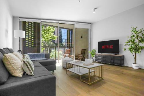 Center of Sydney 2 Bedroom Apartment with Balcony