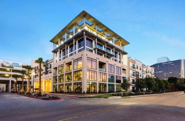 Central 2BR/2BA - View & Gym Luxury