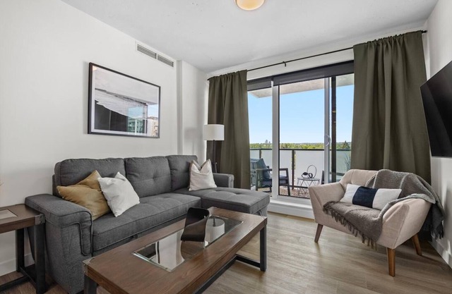 Central 2BR in Kensington w/Parking + AC