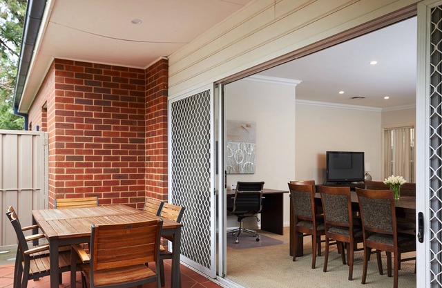 Central 4 Bedroom House - Free Wifi & Parking
