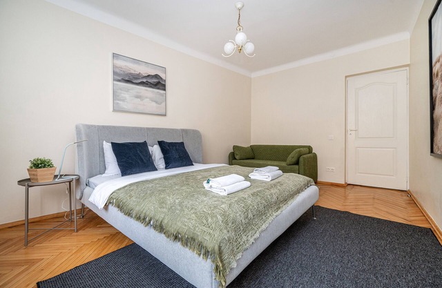 Central and Comfy 2 Bedroom Apartment