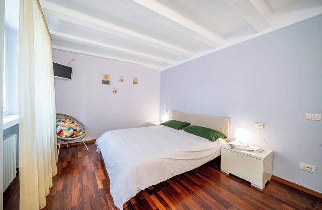 Central apartment a stone's throw from the lake